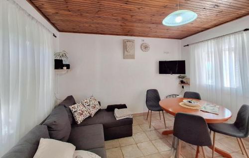 Praznica House | Three-Bedroom Holiday Home With Sea View In Praznica