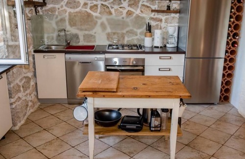 Supetarska Draga House | Tolles Ferienhaus in Supetarska Draga mit Garten by Interhome