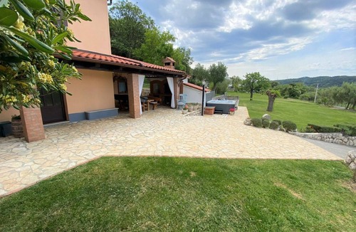 Supetarska Draga House | Tolles Ferienhaus in Supetarska Draga mit Garten by Interhome