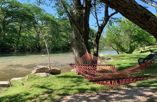 New Braunfels Cabin | Treehouse 2 - Cardinal Casita