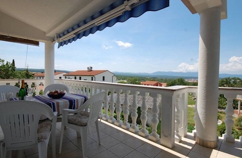 Marsici Apartment | Two bedroom apartment with balcony and sea view Kremenići, Krk (A-21724-a)