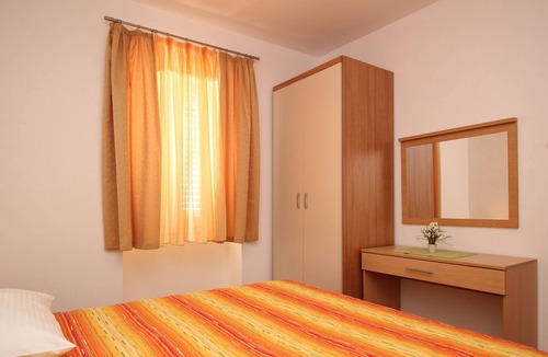 Silo Apartment | Two-bedroom Apartment Delić S. Nr 3 with Balcony and Sea View