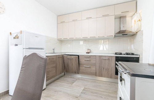 Dugi Rat Apartment | Two bedroom apartment with a swimming pool Mali Rat, Omiš (A-9698-a)