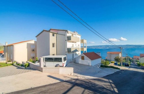 Dugi Rat Apartment | Two bedroom apartment with a swimming pool Mali Rat, Omiš (A-9698-a)