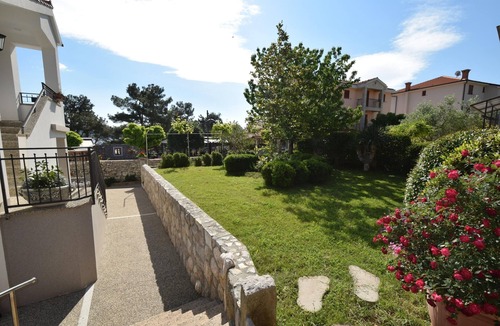 Porat Apartment | Two bedroom apartment with balcony and sea view Porat, Krk (A-19348-b)