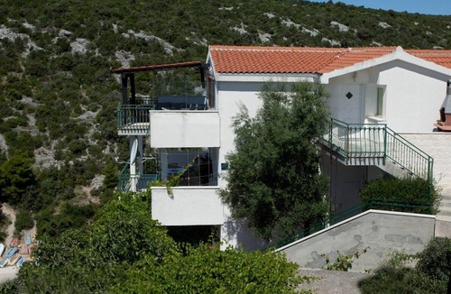 Vinisce Apartment | Two Bedroom Apartment with Balcony