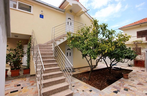 Vinisce Apartment | Two bedroom apartment with terrace Vinišće, Trogir (A-10008-a)