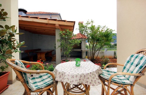 Vinisce Apartment | Two bedroom apartment with terrace Vinišće, Trogir (A-10008-b)