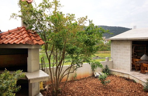 Vinisce Apartment | Two bedroom apartment with terrace Vinišće, Trogir (A-10008-b)