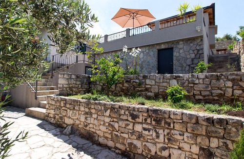 Donje Selo Apartment | Two bedroom apartment near beach Cove Donja Kruščica - Donja Krušica, Šolta (A-12418-a)