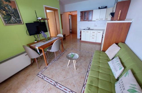 Lun Apartment | Two bedroom apartment near beach Lun, Pag (A-3320-f)