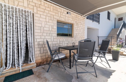 Mali Vareski Apartment | Two bedroom apartment with terrace Peruški, Marčana (A-24578-a)