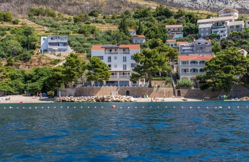 Medici Apartment | Two bedroom apartment with a swimming pool by the beach Medići, Omiš (A-25214-b)