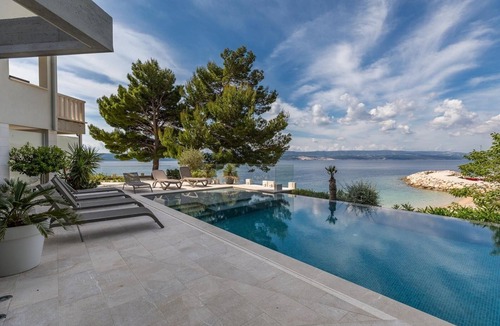 Medici Apartment | Two bedroom apartment with a swimming pool by the beach Medići, Omiš (A-25214-d)