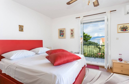 Mirce Apartment | Two bedroom apartment with terrace and sea view Mirca, Brač (A-2854-a)