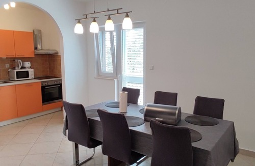 Vinisce Apartment | Two bedroom apartment with a swimming pool Vinišće, Trogir (A-12676-a)