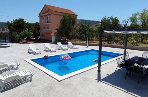 Vinisce Apartment | Two bedroom apartment with a swimming pool Vinišće, Trogir (A-12676-a)