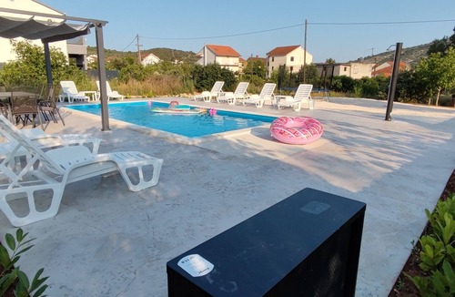 Vinisce Apartment | Two bedroom apartment with a swimming pool Vinišće, Trogir (A-12676-a)