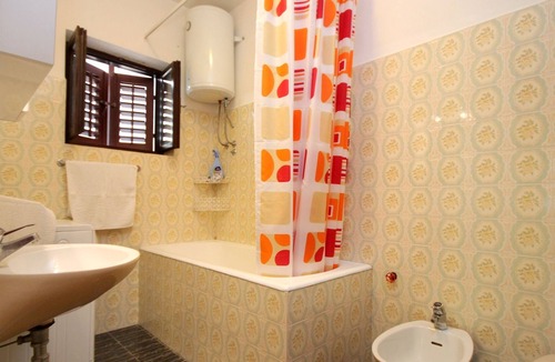 Marusici Apartment | Two bedroom apartment with balcony and sea view Marušići, Omiš (A-10009-a)