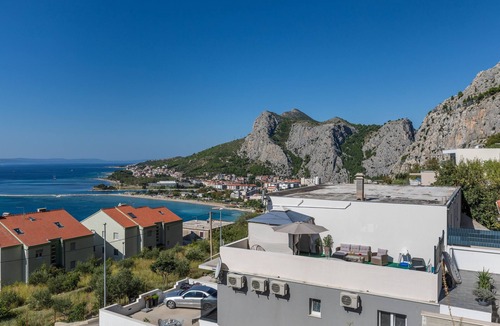 Omis Apartment | Two bedroom apartment with hot tub Omiš (A-20689-a)