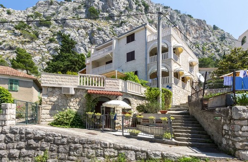 Omis Apartment | Two bedroom apartment with terrace and sea view Omiš (A-20787-f)