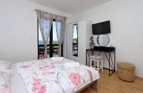 Vratarusa Apartment | Two bedroom apartment with terrace and sea view Senj (A-22576-a)
