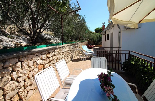 Tijesno Apartment | Two bedroom apartment with terrace and sea view Tisno, Murter (A-5136-b)