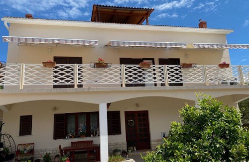 Lun Apartment | Two bedroom apartment with terrace and sea view Lun, Pag (A-11781-a)