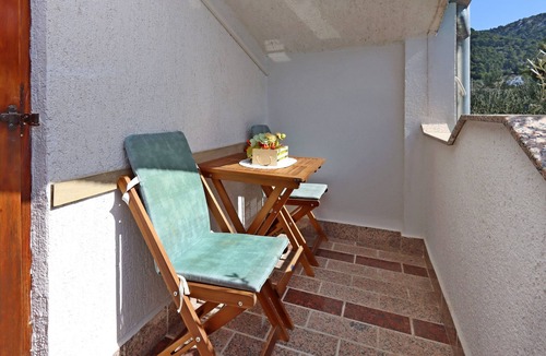 Mundanije Apartment | Two bedroom apartment with balcony and sea view Mundanije, Rab (A-21543-a)