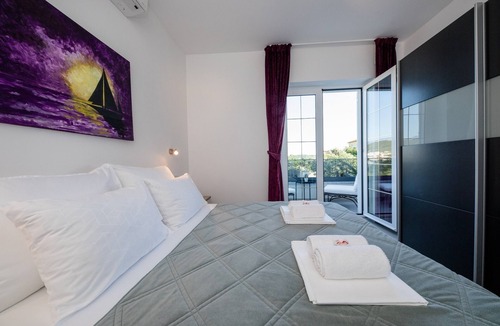 Banjol Apartment | Two bedroom apartment with balcony and sea view Banjol, Rab (A-21635-e)