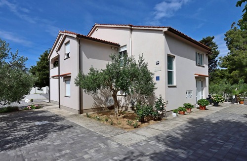 Banjol Apartment | Two bedroom apartment with terrace Banjol, Rab (A-12838-a)
