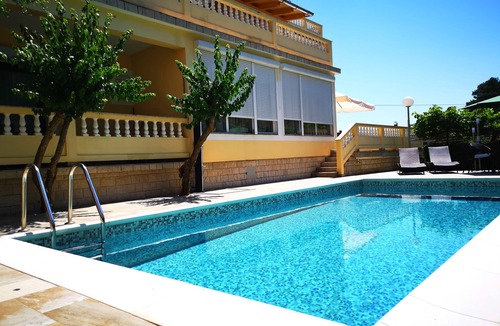 Banjol Apartment | Two bedroom apartment with a swimming pool Banjol, Rab (A-11382-d)
