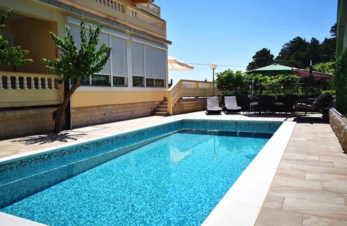 Banjol Apartment | Two bedroom apartment with a swimming pool Banjol, Rab (A-11382-d)