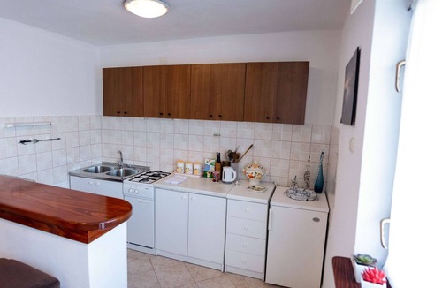 Gracac Apartment | Two bedroom apartment with terrace Srb, Zagora (A-22245-a)