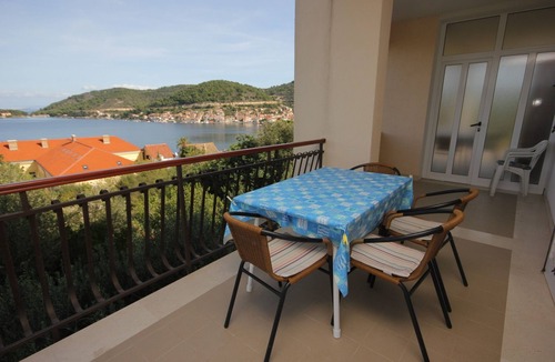 Vis Apartment | Two bedroom apartment with terrace and sea view Vis (A-2470-a)