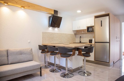 Milna Apartment | Two bedroom apartment with terrace and sea view Milna, Vis (A-8895-b)