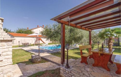 Rebici House | Two-Bedroom Holiday Home In Rebici