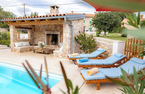 Trgetari House | Vacation home with pool, sauna and hot tub in an idyllic village near the coast.