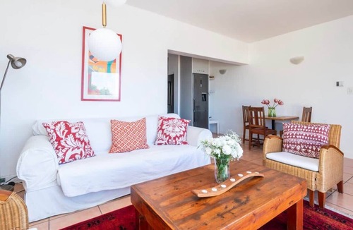 Glencairn Apartment | Views | Quiet | walk to beach | Full Kitchen