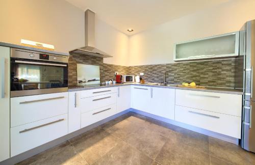 Risika Villa | Vila Adrimar
