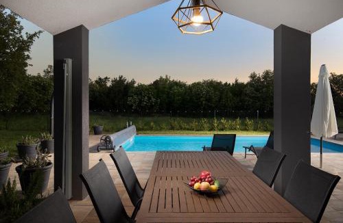 Divsici Villa | Vila Nora with heated pool
