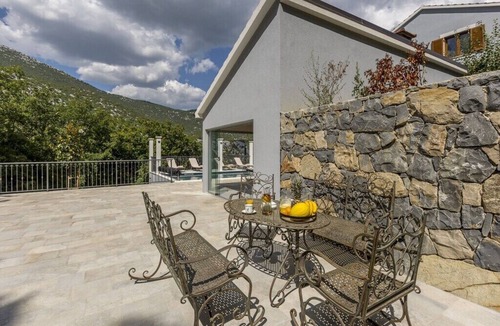 Omis Villa | vila posjeduje jacuzzi, saunu s tušem, grijani bazen .