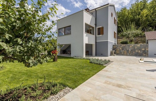 Omis Villa | vila posjeduje jacuzzi, saunu s tušem, grijani bazen .