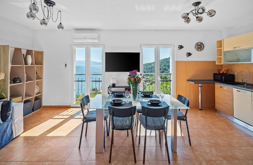 Donje Selo House | Vila Vita - 200m from beach with heated pool