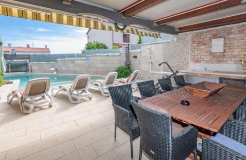 Vinkuran Apartment | Villa Balu, a charming apartment with pool near Pula