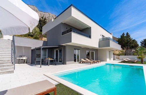 Borak Villa | Villa BAMM with heated 36sqm pool, 5 en-suite bedrooms, and panoramic sea views