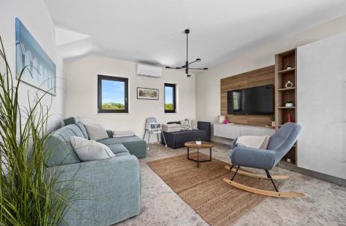 Banjole Villa | Villa Bay II near Medulin for 9 people with heated pool - playground & whirpool only 100 meters from the beach