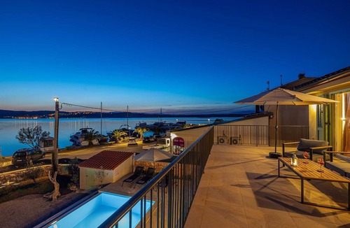 Klimno Villa | Villa BEACHFRONT with heated pool