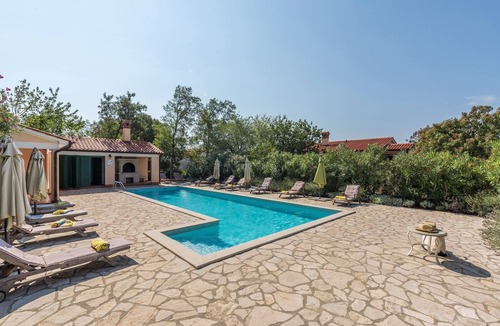 Stanisovi Villa | Villa Biljana with Shared Pool in Resort Vlakovo