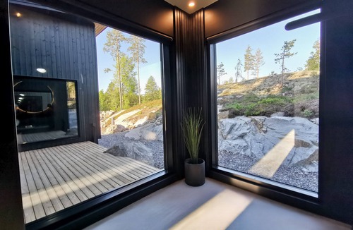 Sibbo Villa | Villa BlackwoodnCOZY DESIGN BY THE CLIFFn30min Helsinki, Pet- friendly, Jacuzzi!